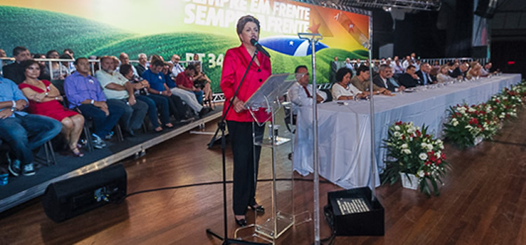 Presidenta Dilma discursando para militância do PT durante festa de 34 anos do Partido dos Trabalhadores
