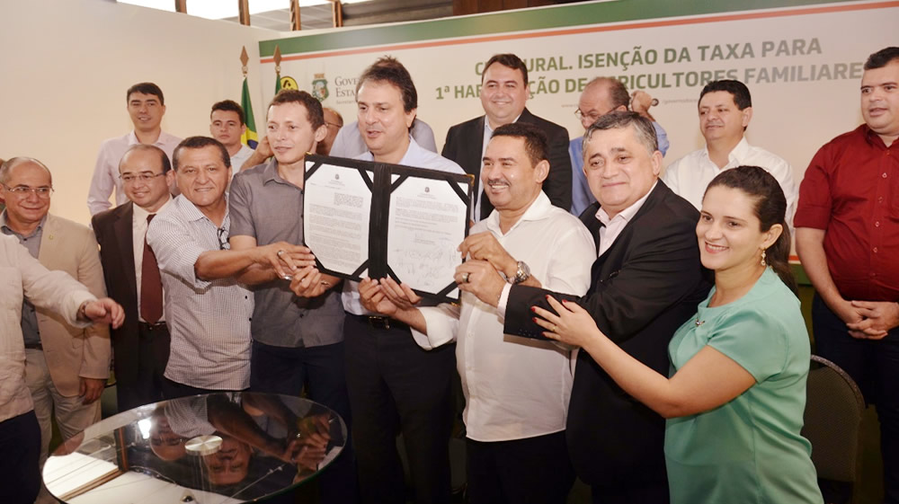 Governador Camilo Santana assina decreto oficializando CNH gratuita para agricultores familiares