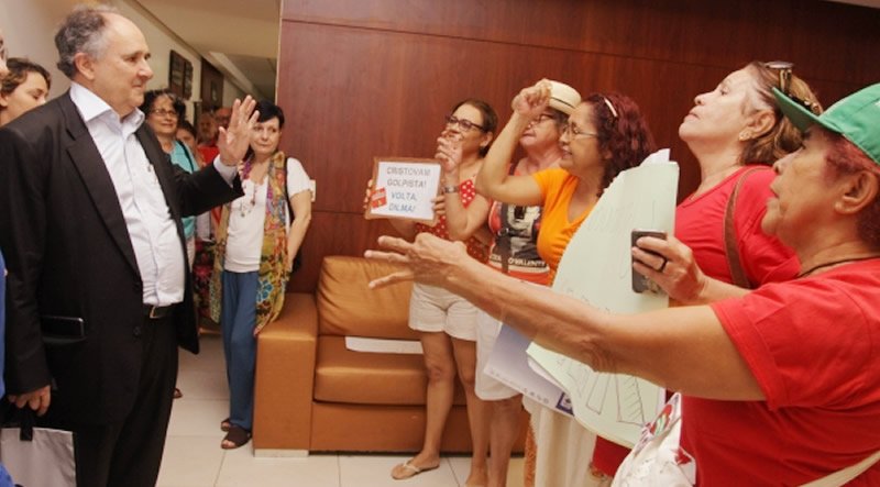 Professores escracham senador Cristovam Buarque em evento educacional na capital Fortaleza