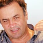 Aécio Neves é recebido na praia do Leblon no Rio de Janeiro aos gritos de golpista e vai embora constrangido
