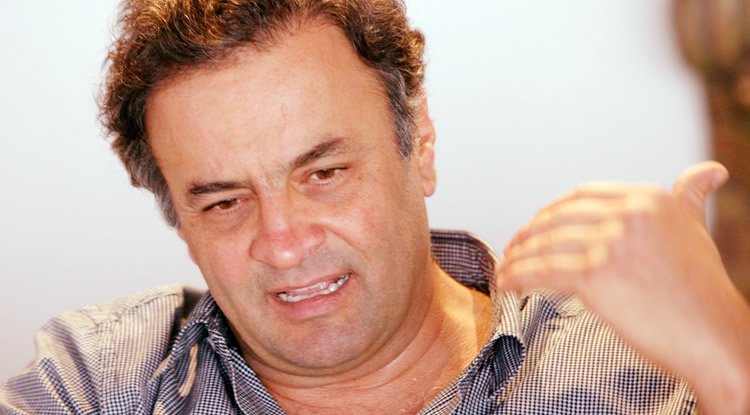Aécio Neves é recebido na praia do Leblon no Rio de Janeiro aos gritos de golpista e vai embora constrangido