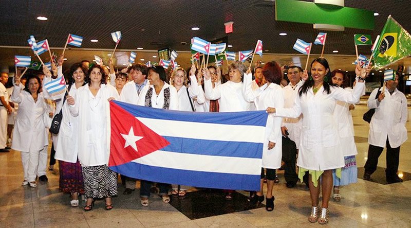 Médicos cubanos são homenageados no Ceará e ressaltam necessidade de ficar no Brasil como tarefa de revolução