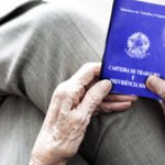 Crise força aposentados a voltar a trabalhar para sustentar suas famílias
