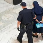Democracia dos EUA prendem mais de 70 Franciscanos católicos por defender imigrantes