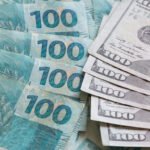 Por que o Dólar supervaloriza no Brasil e desvaloriza no mundo